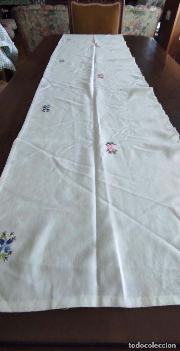 Antig&uuml;edades: ANTIGUA PIEZA DE TELA CON BORDADO A MANO FLORAL.- 190x49 cm. IDEAL AJUAR O CONFECCION.