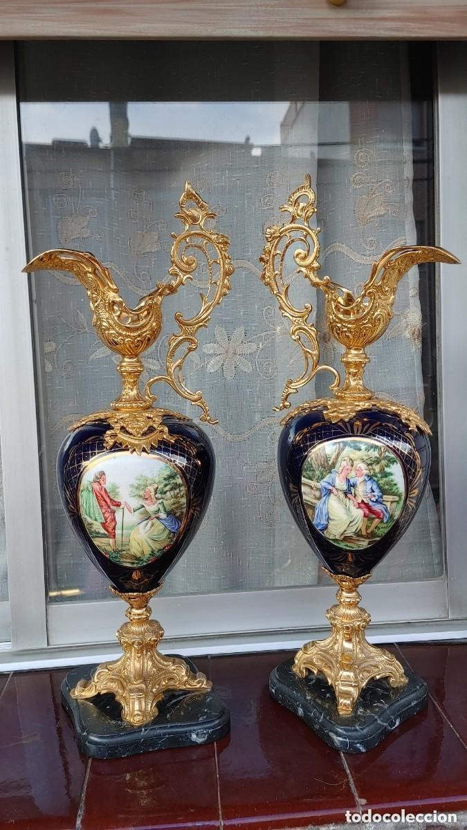 Antig&uuml;edades: dos jarrones de bronce y ceramica,miden 51 de alto cada uno la peana es de marmol,pesa 2,900 cada j