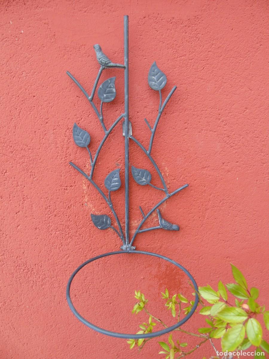 Antiguidades: MACETERO DE ARO DE HIERRO PARA COLGAR EN LA PARED CON DECORACI&Oacute;N DE PAJARITOS. 20CM ARO.