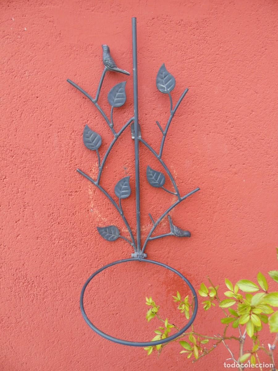 Antiguidades: MACETERO DE ARO DE HIERRO PARA COLGAR EN LA PARED CON DECORACI&Oacute;N DE PAJARITOS. 18CM ARO.