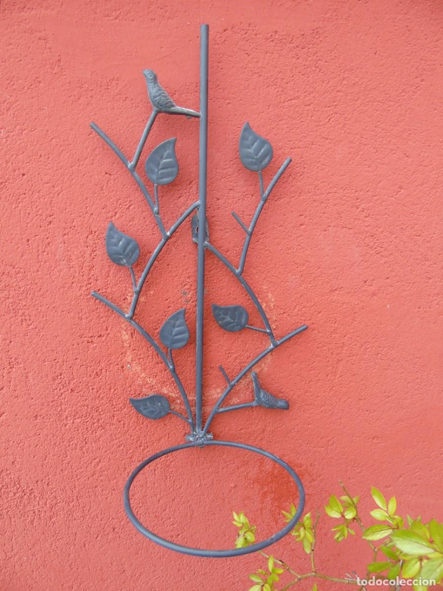 Antiguidades: MACETERO DE ARO DE HIERRO PARA COLGAR EN LA PARED CON DECORACI&Oacute;N DE PAJARITOS. 16CM ARO.