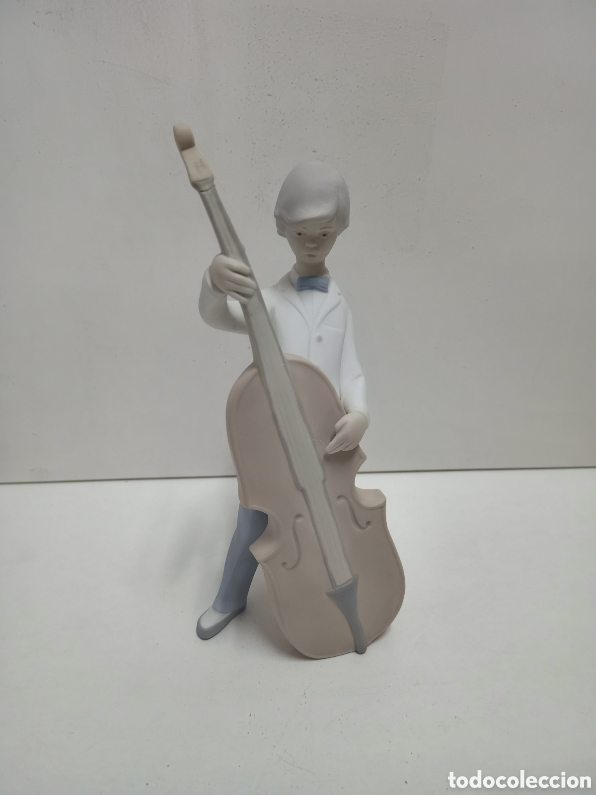 Antig&uuml;edades: FIGURA DE PORCELANA LLADR&Oacute; JOVEN CON VIOLONCHELO - 22cm