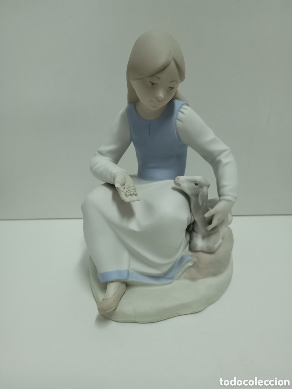 Antiques: FIGURA DE PORCELANA ESPA&Ntilde;OLA - CHICA DANDO DE COMER A UNA OVEJA - 20cm