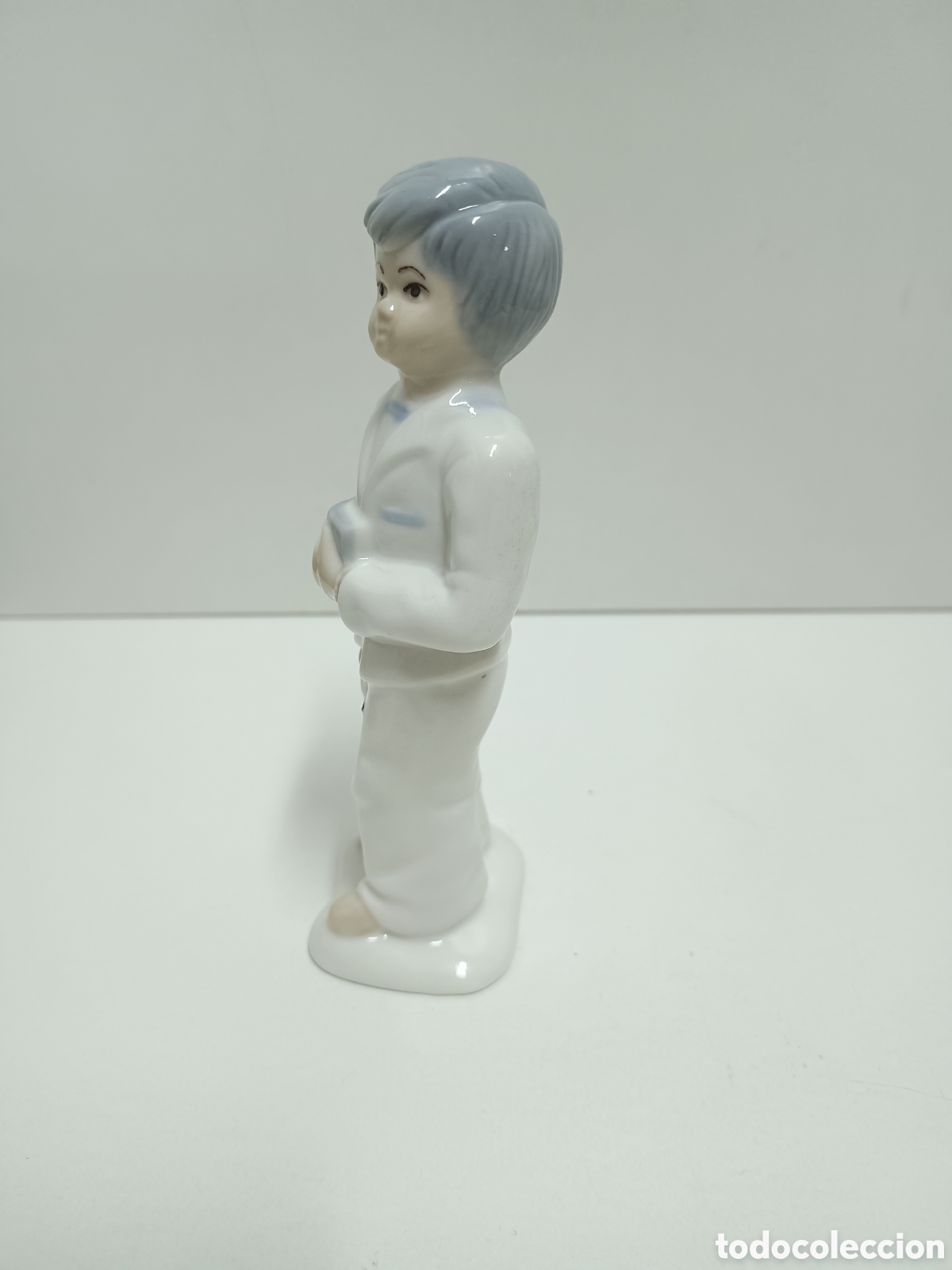 Antig&uuml;edades: FIGURA DE CER&Aacute;MICA - NI&Ntilde;O DE COMUNI&Oacute;N - 17 CM