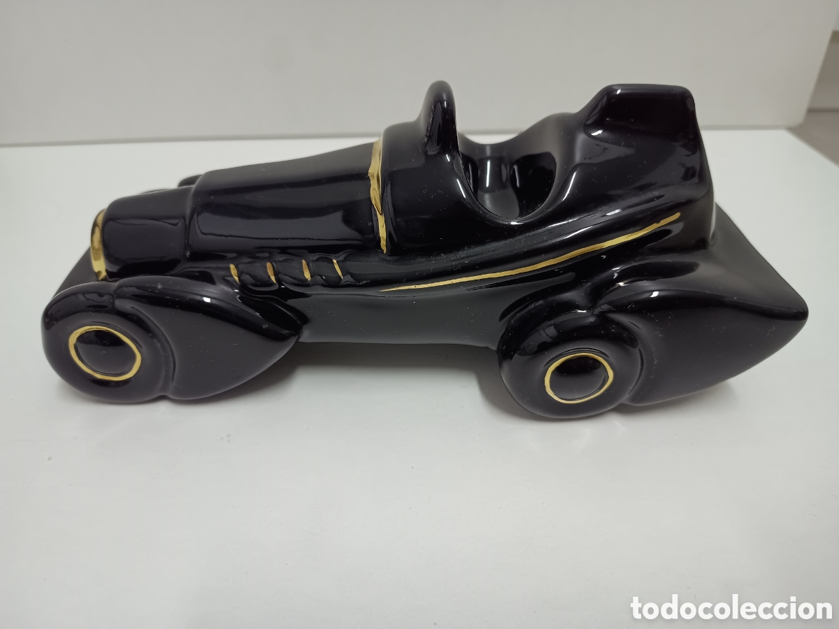 Antiques: FIGURA DE PORCELANA COCHE NEGRO Y DORADO