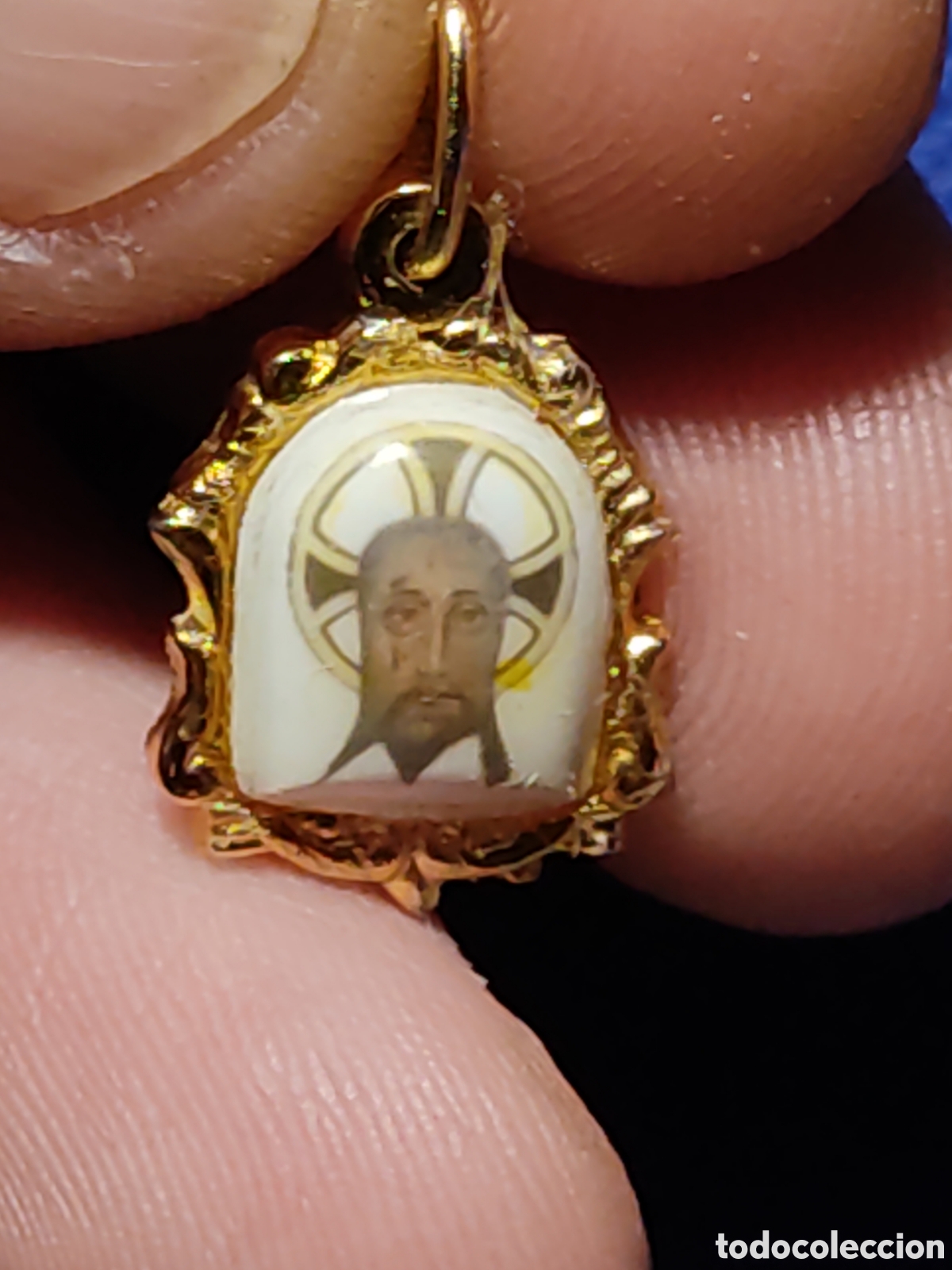 Antig&uuml;edades: Medalla antigua religiosa dorada de cristo de Santa Paz esmaltada & rostro g&oacute;tico.