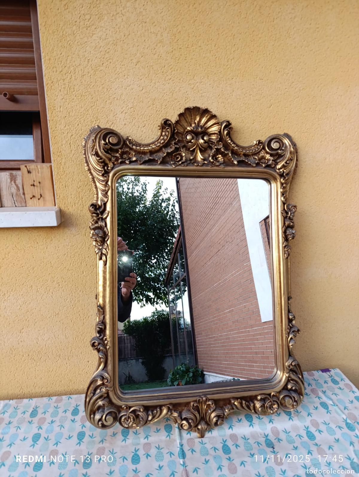 Antiquit&auml;ten: ESPEJO DE PARED CON MARCO DE RESINA TALLADA EN COLOR DORADO.