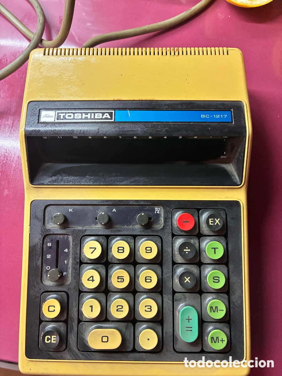 Antig&uuml;edades: calculadora de escritorio Toshiba BC-1217A de la d&eacute;cada de 1970