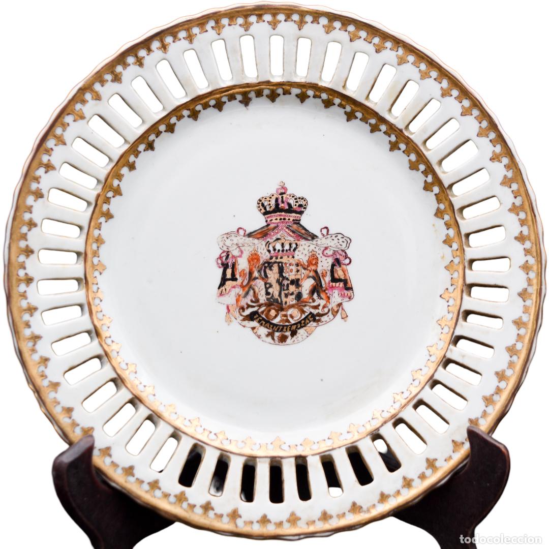 Antiquit&eacute;s: Plato antiguo troquelado de porcelana asi&aacute;tica