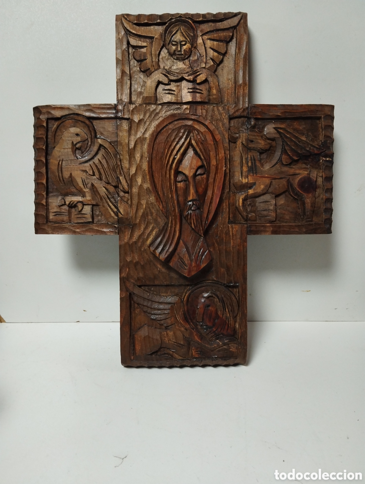 Antiques: Singular crucifijo de madera