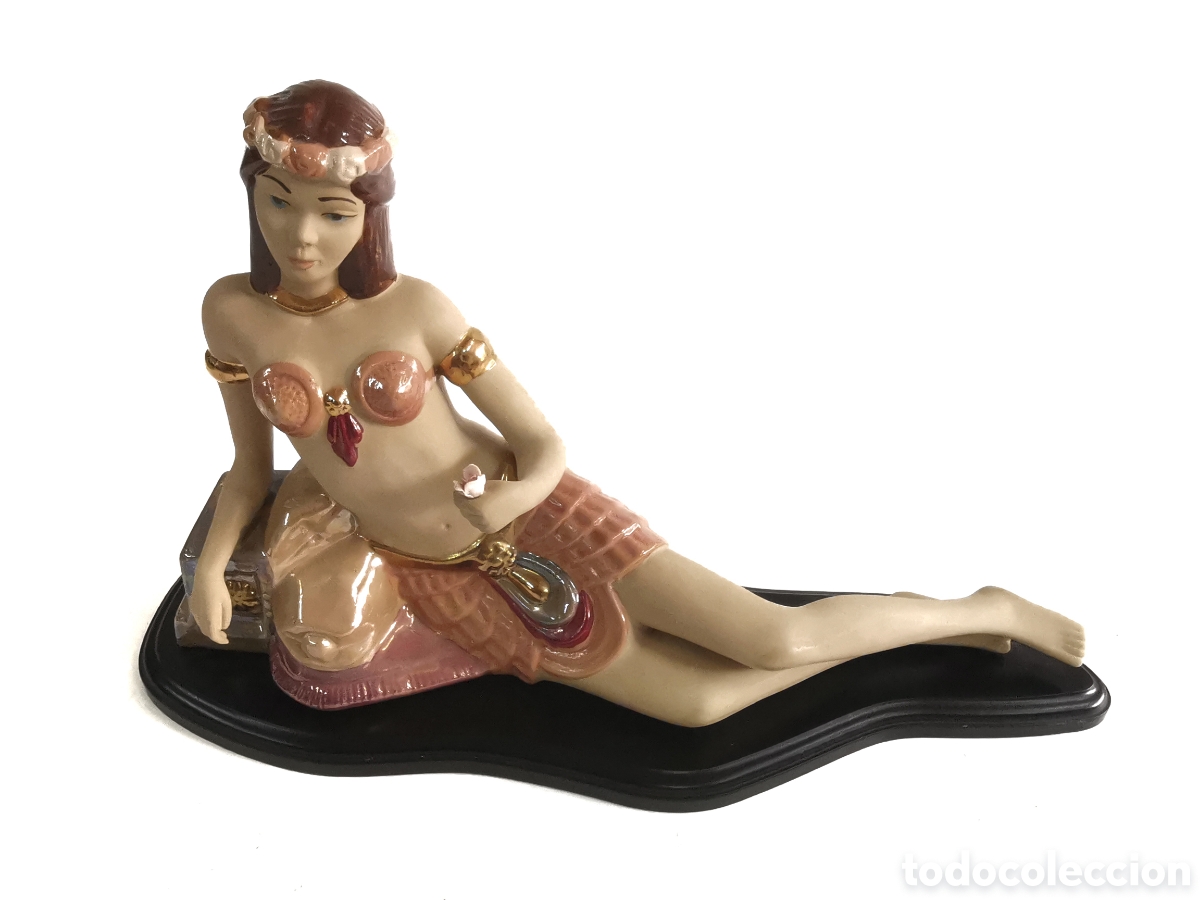 Antiquit&auml;ten: BONITA FIGURA EGIPCIA DE CER&Aacute;MICA CLEOPATRA SOBRE BASE DE MADERA