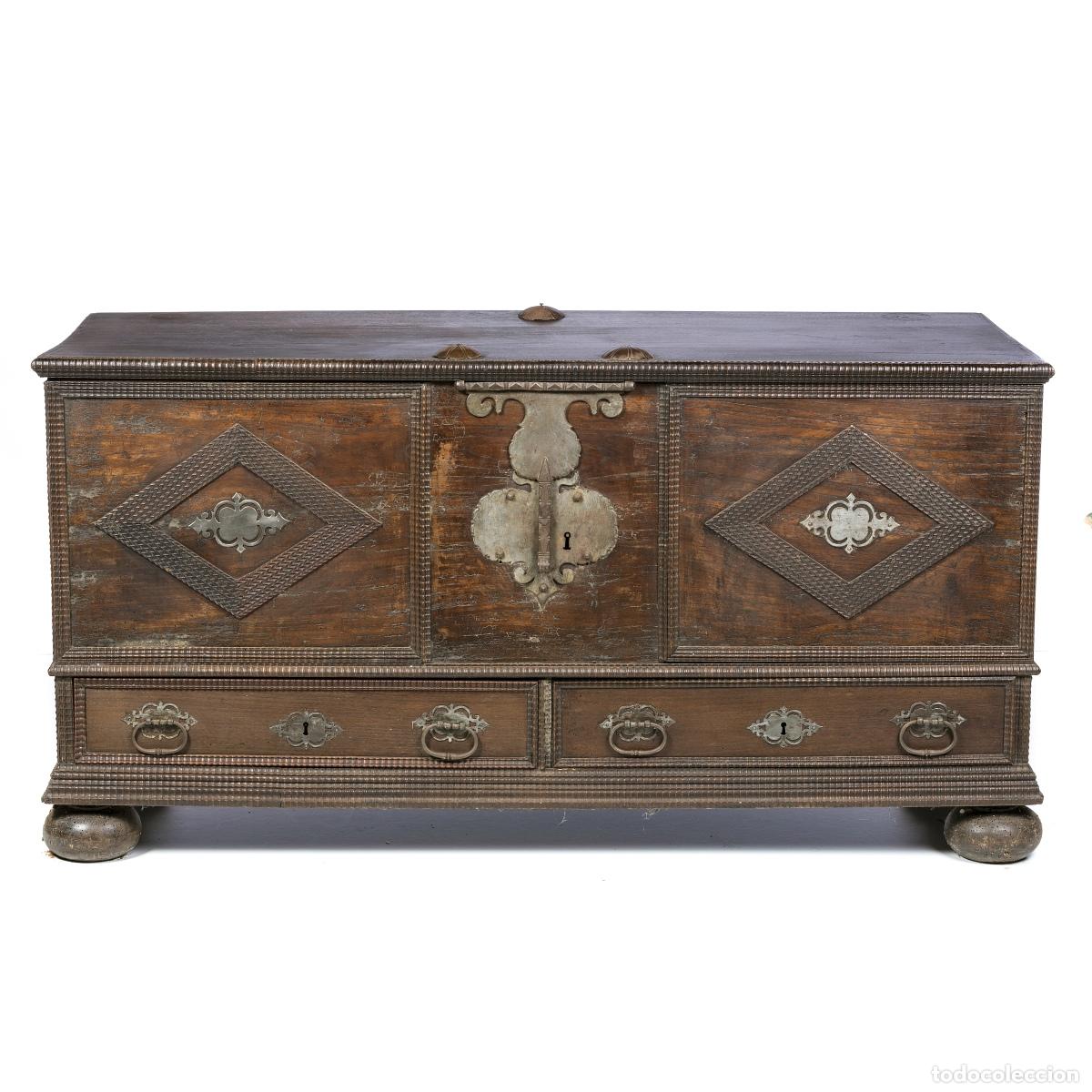 Antig&uuml;edades: Cofre grande, 165 cm - siglo XVIII