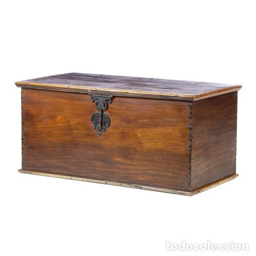 Antiquit&eacute;s: Cofre de madera vinh&aacute;tico - siglo XVIII
