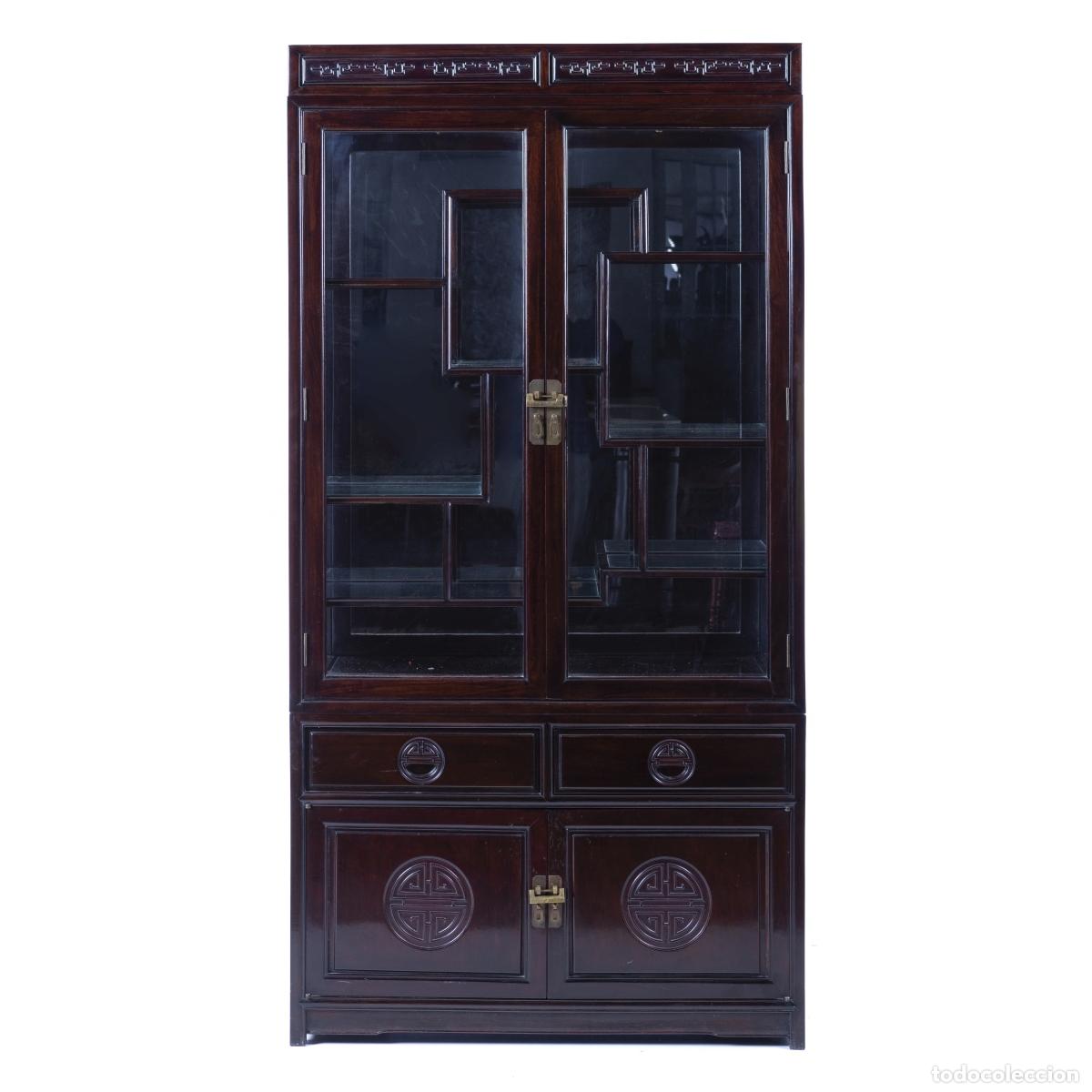 Antiques: Vitrina de dos secciones en palisandro.