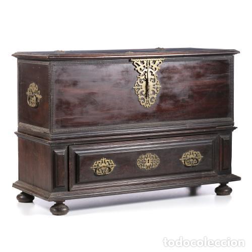 Antiquit&eacute;s: Gran arc&oacute;n de madera vinh&aacute;tica (160 cm) - siglo XVII