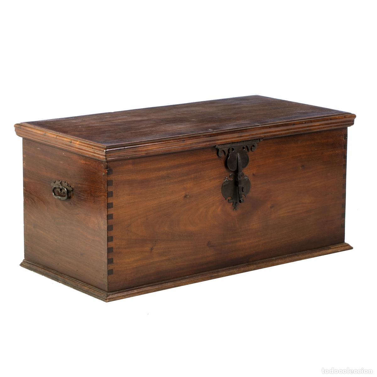 Antiquit&eacute;s: Cofre de madera vinh&aacute;tico - siglo XVIII