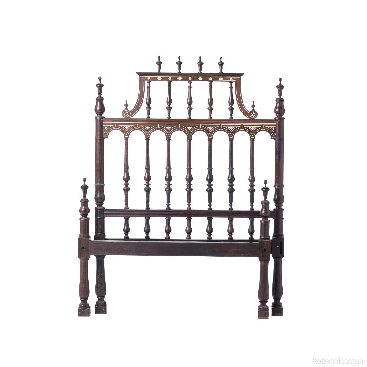 Antiquit&auml;ten: Cama de encaje de bolillos hecha de palisandro.