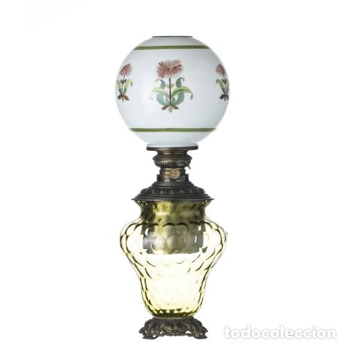 Antig&uuml;edades: Cristal y vidrio - L&aacute;mpara de aceite - Foto 1