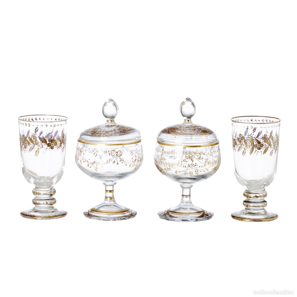 Antiguidades: Cristal y vidrio: un par de bomboneras y un par de vasos.