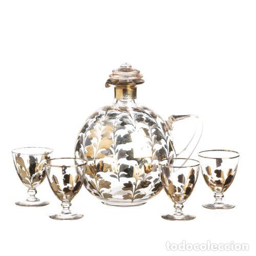 Antig&uuml;edades: Cristal y vidrio: cuatro vasos y una botella art d&eacute;co.