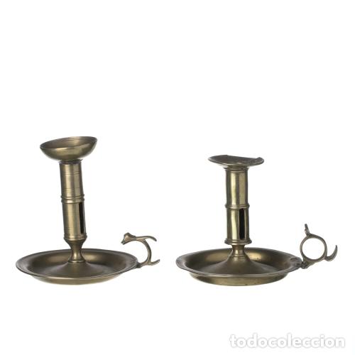 Antig&uuml;edades: Dos candelabros de bronce - siglo XVIII - Foto 1