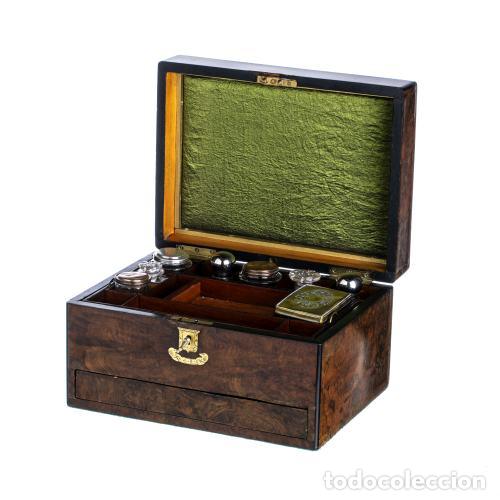 Antiguidades: Estuche de aseo - siglo XIX