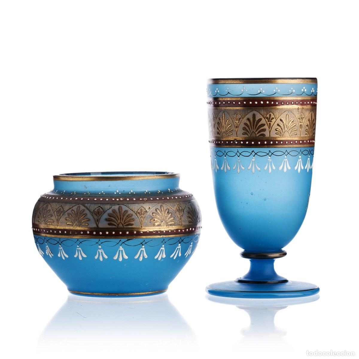 Antiguidades: Cristal y vidrio: taza y copa Calos X en vidrio opalino.