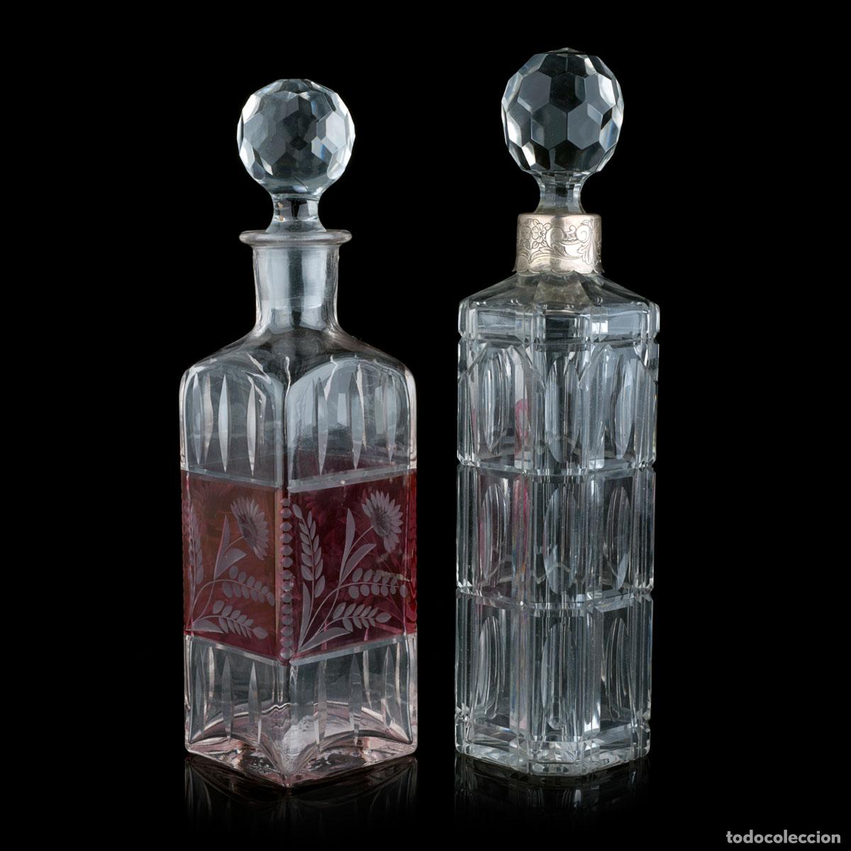 Antig&uuml;edades: Cristal y vidrio - Dos botellas con tapa; de cristal y plata.