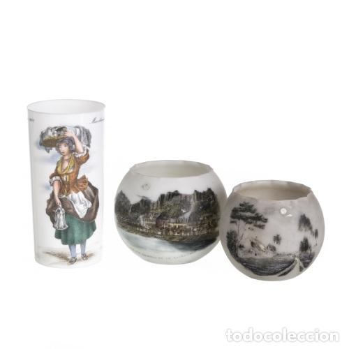 Antiques: Cristal y vidrio - Par de jarrones y vasos de vidrio opalino.