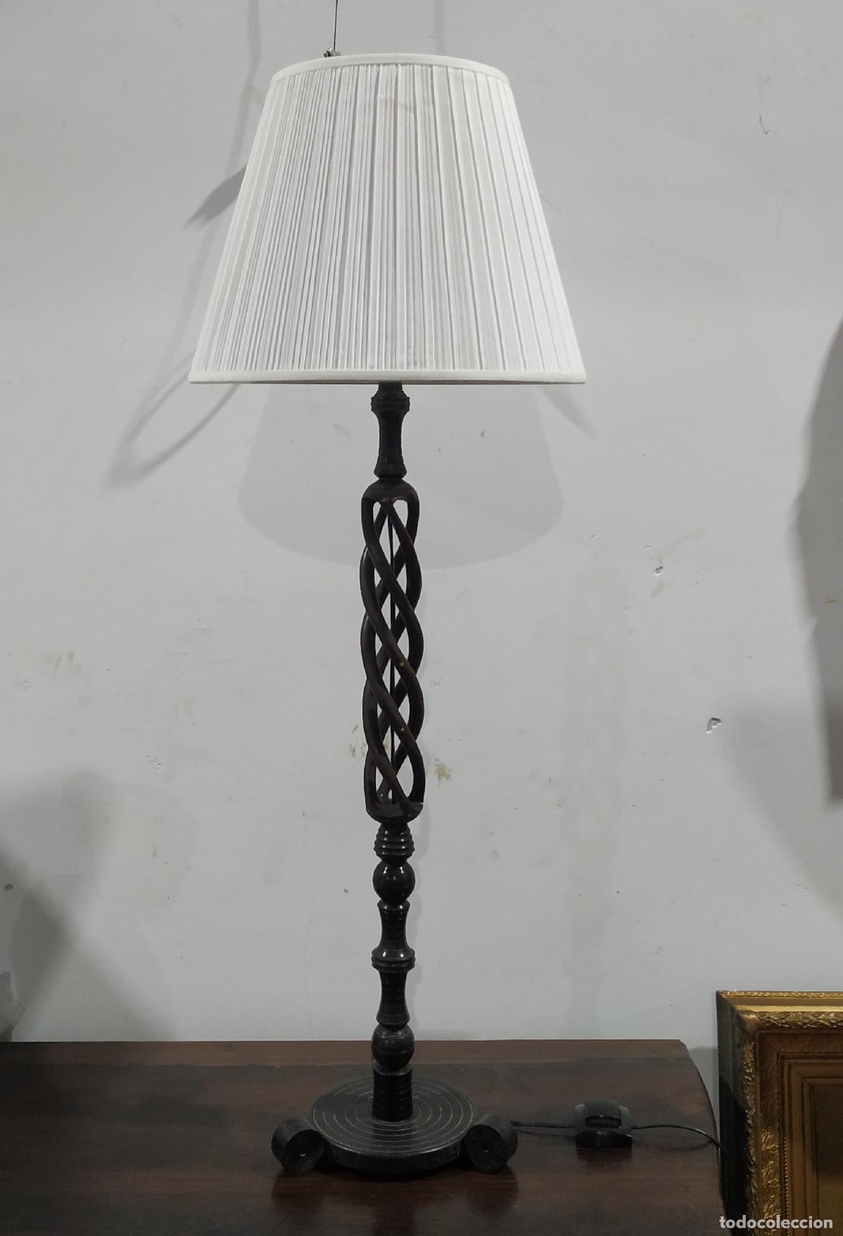 Antiguidades: Iluminaci&oacute;n: L&aacute;mpara de mesa de &eacute;bano africano con luces empotradas.