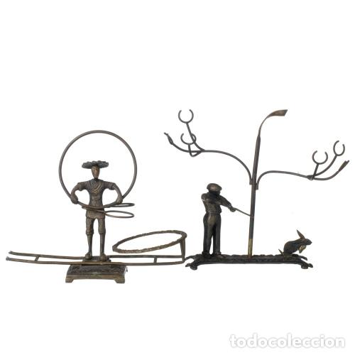 Antig&uuml;edades: Escultura - Dos portabotellas - Cazador y nativo