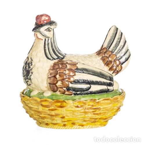 Antiguidades: Cer&aacute;mica - Caja de cer&aacute;mica con tapa en forma de gallina - Siglo XIX