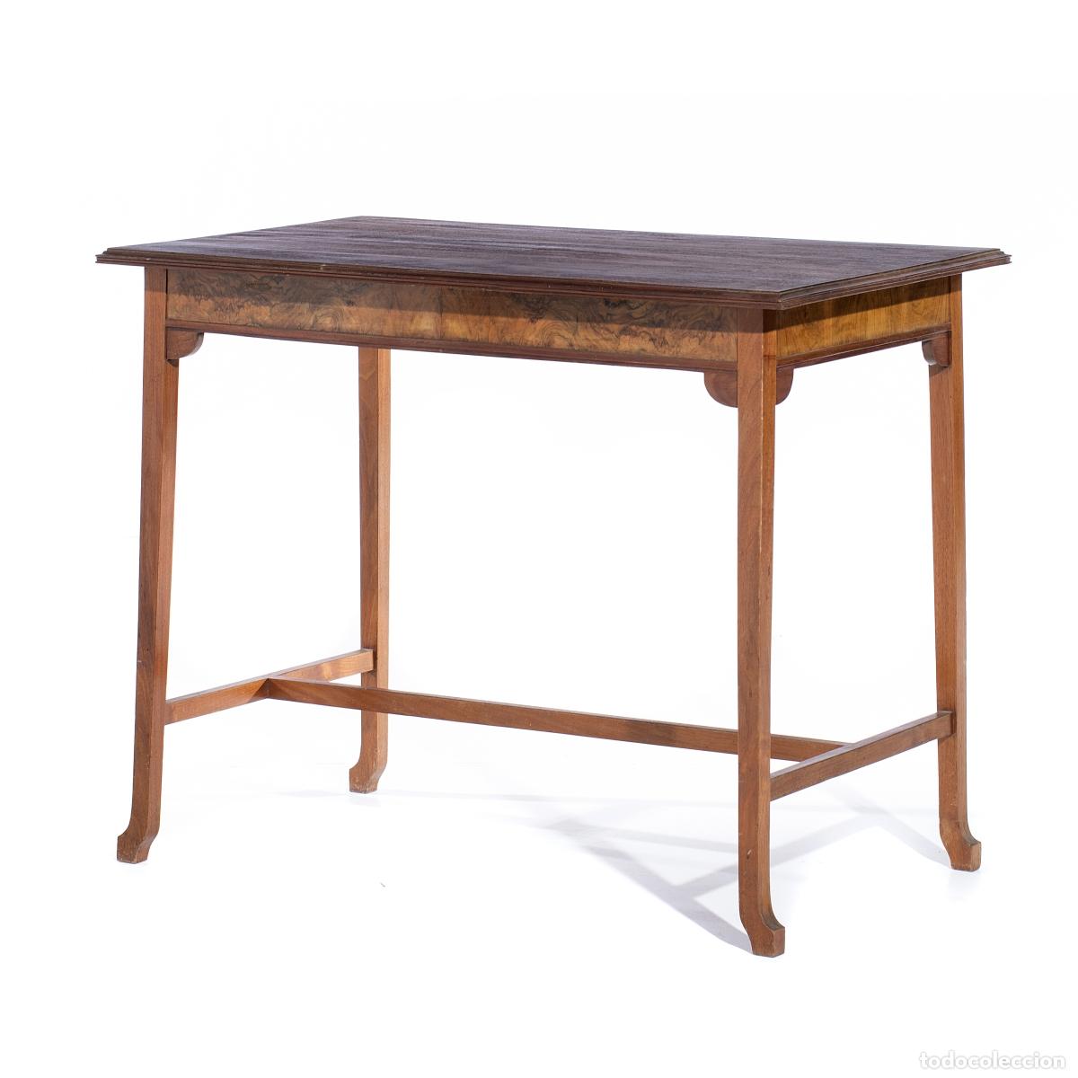 Antiquit&eacute;s: Mesa de centro Art Nouveau con dise&ntilde;o de ojo de p&aacute;jaro.
