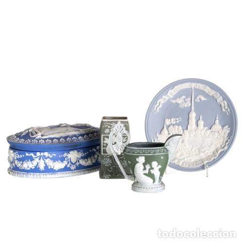 Antiguidades: Porcelana - Caja con tapa; jarra; jarra de leche y placa - Wedgwood - Siglo XIX