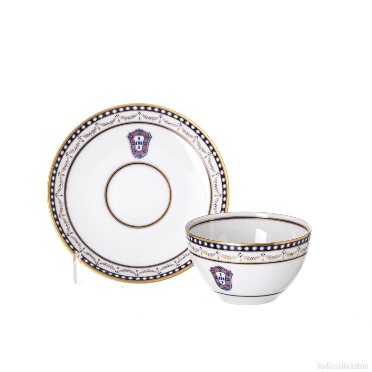Antiguidades: Porcelana - Taza y platillo con escudo de armas - Vista Alegre