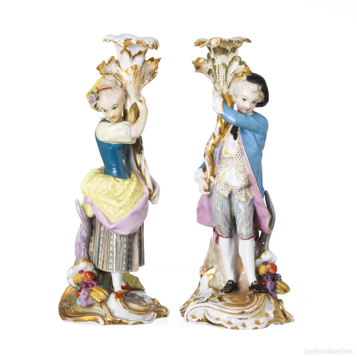Antiguidades: Porcelana - Par de candelabros con figuras galantes - Siglo XIX
