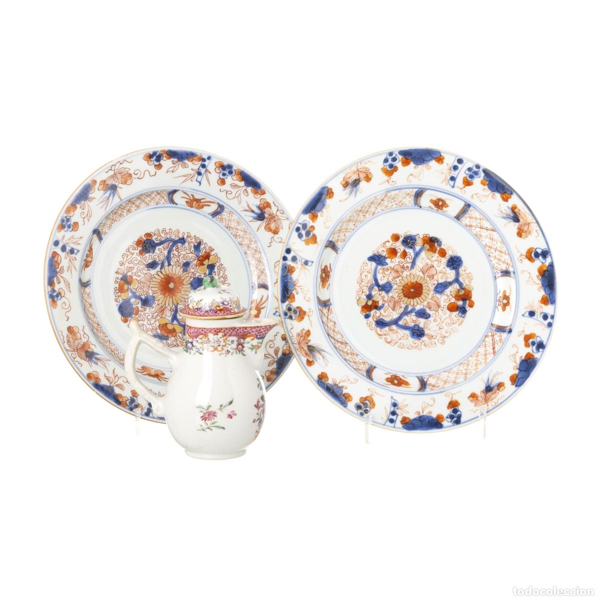 Antig&uuml;edades: Porcelana oriental: dos platos y una jarra de leche.