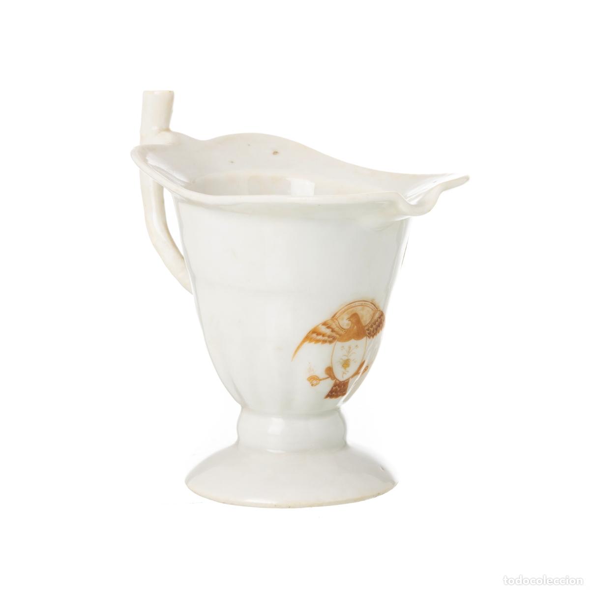 Antiques: Porcelana oriental - Salsera con forma de casco invertido