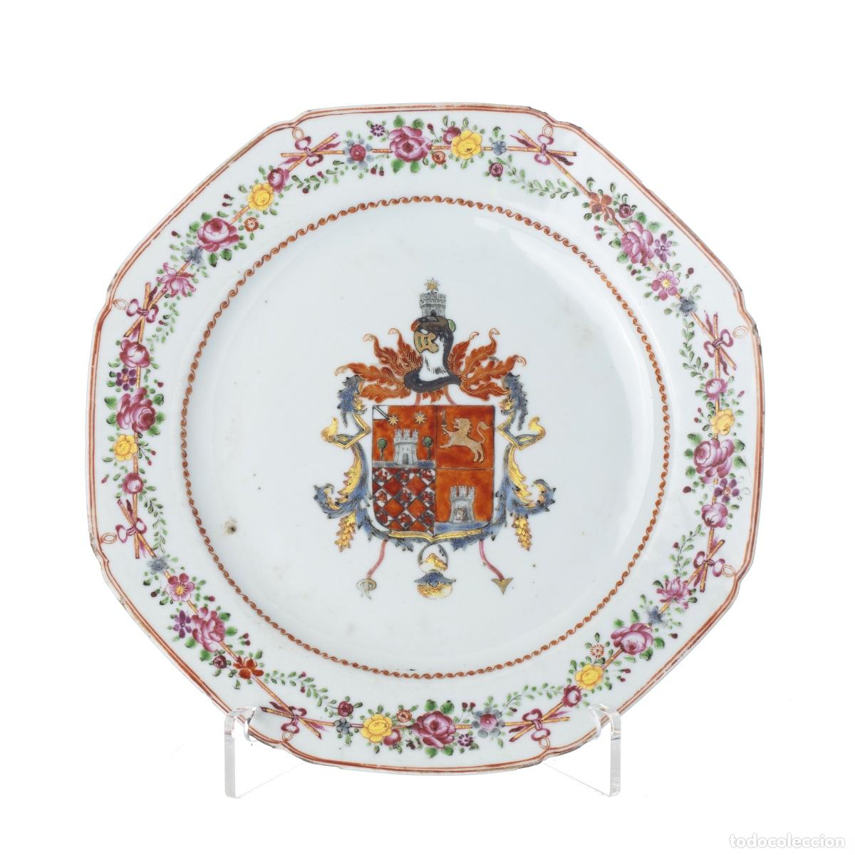 Antig&uuml;edades: Porcelana oriental - Plato hondo de porcelana con relieves - Compa&ntilde;&iacute;a Brit&aacute;nica de las Indias Orient