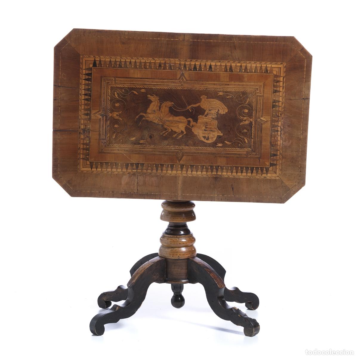 Antig&uuml;edades: Mesa de centro con tapa abatible, fabricada en maderas nobles. - Foto 1