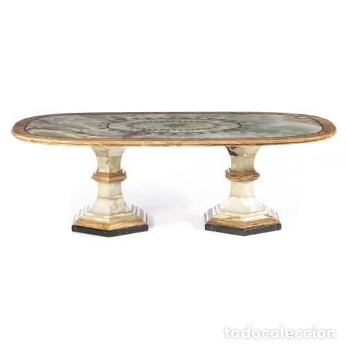 Antig&uuml;edades: Mesa de comedor ovalada de m&aacute;rmol negro, &aacute;gata y madera fosilizada con incrustaciones de plata.