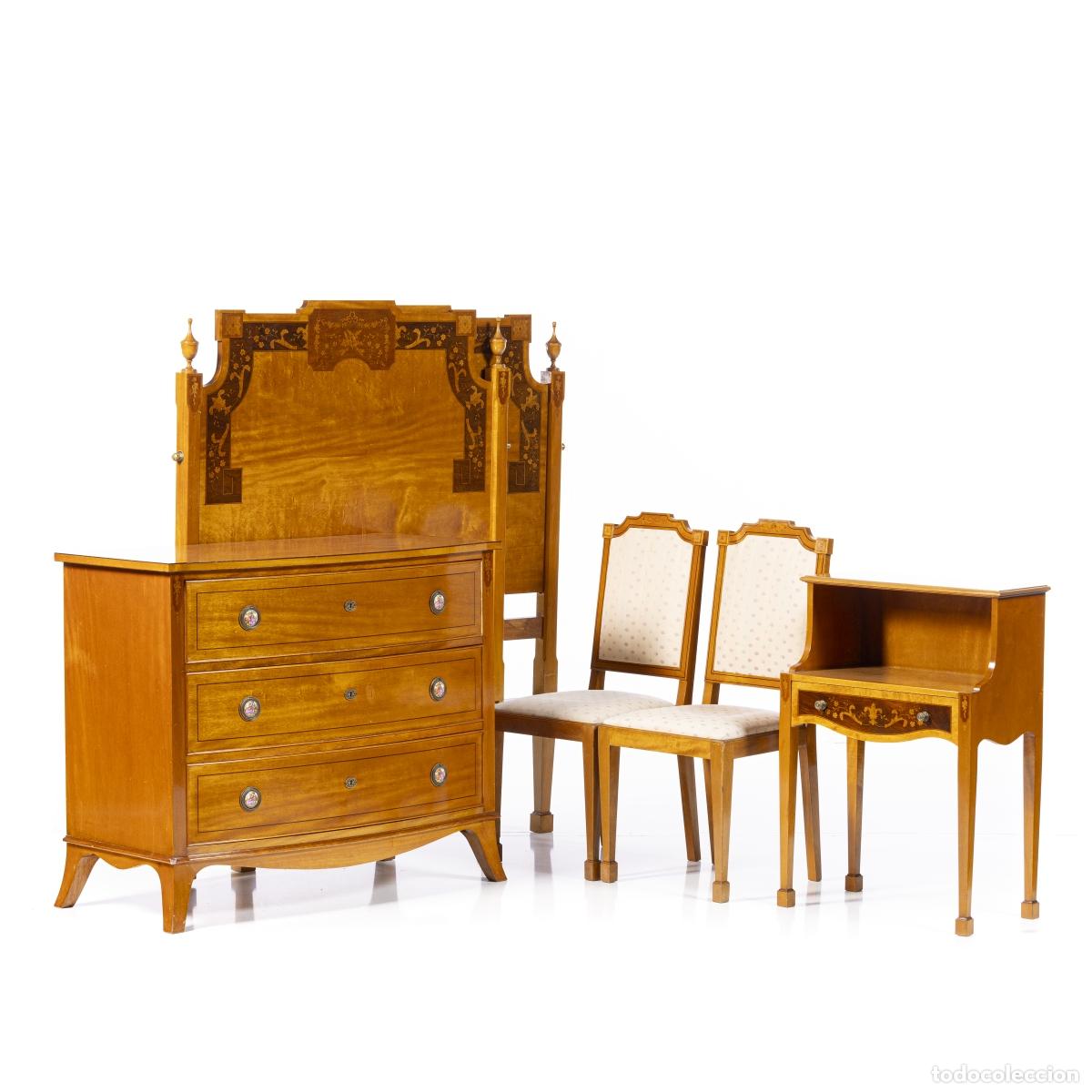 Antiquit&auml;ten: Muebles de dormitorio al estilo de Do&ntilde;a Mar&iacute;a, fabricados en madera de sat&iacute;n.