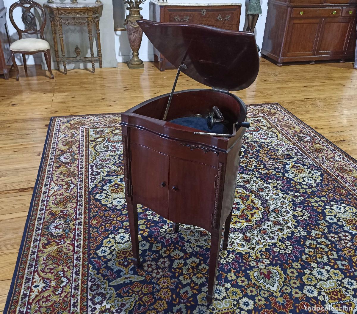 Antig&uuml;edades: Muebles Art Nouveau con gram&oacute;fono