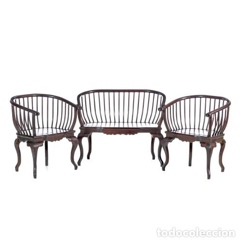 Antig&uuml;edades: Par de sillones con sof&aacute;; de origen chino; en madera noble - siglo XIX