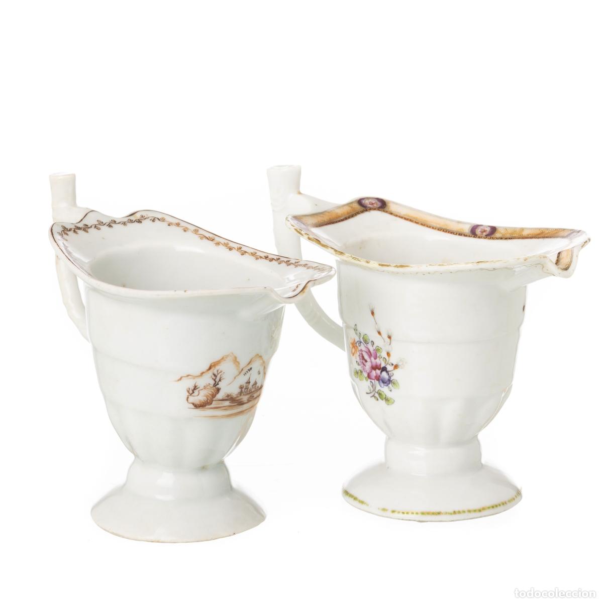 Antiguidades: Porcelana oriental: dos salseras con forma de casco invertido.