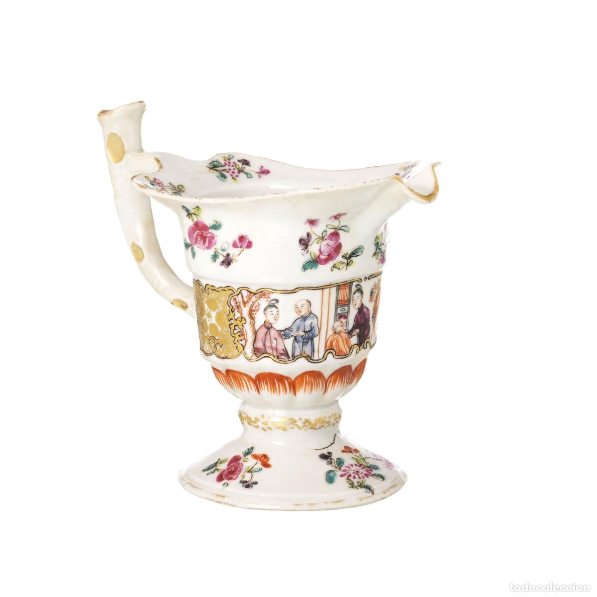 Antig&uuml;edades: Porcelana oriental - Salsera con forma de casco invertido