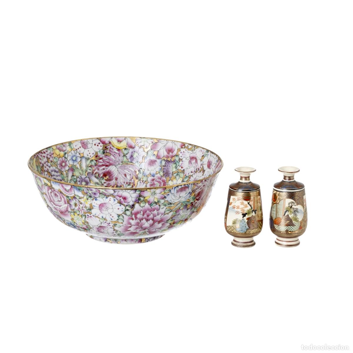 Antiguidades: Porcelana oriental: Copa y par de jarrones con el motivo de las mil flores.