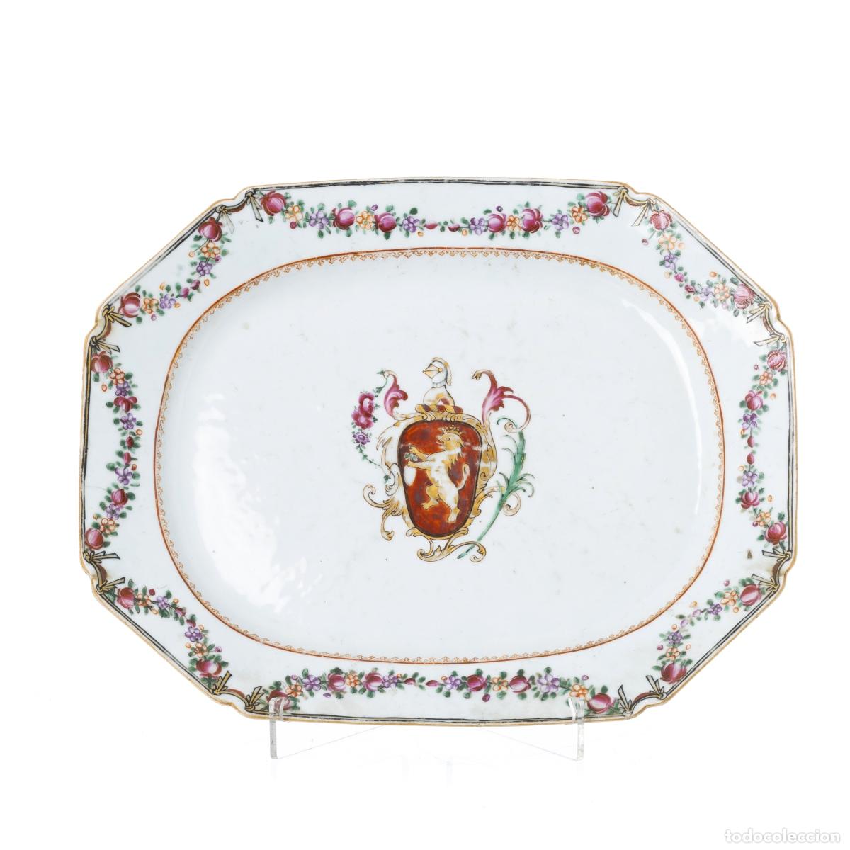 Antiguidades: Porcelana oriental - Plato revestido con escudo de armas - Compa&ntilde;&iacute;a Brit&aacute;nica de las Indias Oriental