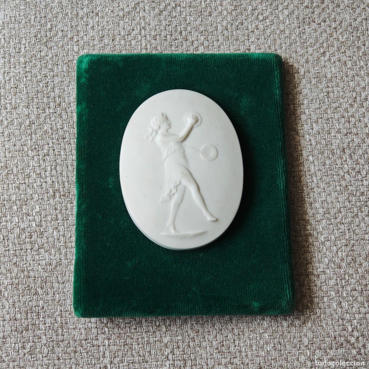 Antig&uuml;edades: SEVRES vintage cameo biscuit plate medallon musical