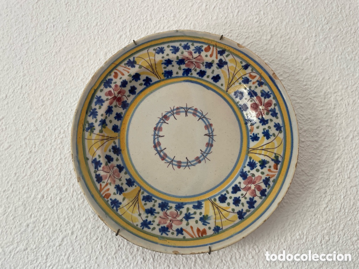 Antig&uuml;edades: Plato antiguo cer&aacute;mica espa&ntilde;ola policroma. Cinco colores. Cenefa floral. 27 cm.